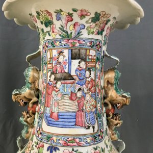 Een paar grote Chinese famille rose vazen met hofscènes, 19e eeuw — foto 9