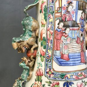 Een paar grote Chinese famille rose vazen met hofscènes, 19e eeuw — foto 10