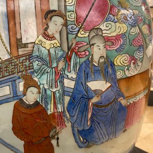Een paar grote Chinese famille rose vazen met hofscènes, 19e eeuw — foto 21