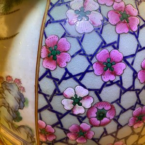 Een paar grote Chinese famille rose vazen met hofscènes, 19e eeuw — foto 24