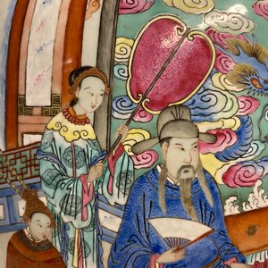Een paar grote Chinese famille rose vazen met hofscènes, 19e eeuw — foto 26