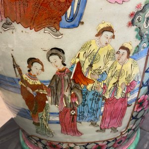 Een paar grote Chinese famille rose vazen met hofscènes, 19e eeuw — foto 29