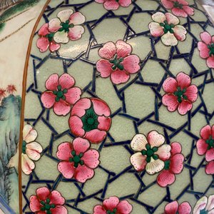 Een paar grote Chinese famille rose vazen met hofscènes, 19e eeuw — foto 31
