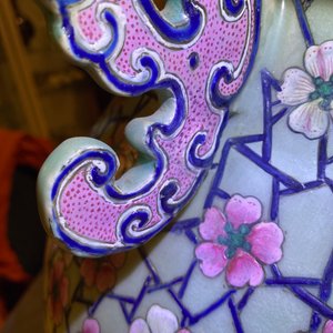 Een paar grote Chinese famille rose vazen met hofscènes, 19e eeuw — foto 40