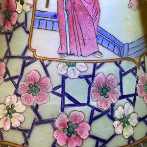 Een paar grote Chinese famille rose vazen met hofscènes, 19e eeuw — foto 48
