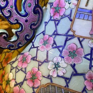 Een paar grote Chinese famille rose vazen met hofscènes, 19e eeuw — foto 49