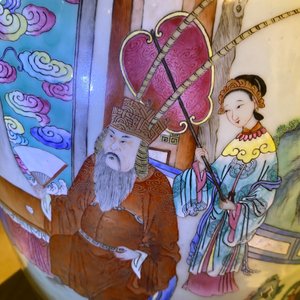 Een paar grote Chinese famille rose vazen met hofscènes, 19e eeuw — foto 58