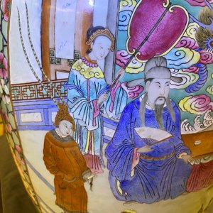 Een paar grote Chinese famille rose vazen met hofscènes, 19e eeuw — foto 60