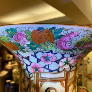 Een paar grote Chinese famille rose vazen met hofscènes, 19e eeuw — foto 7