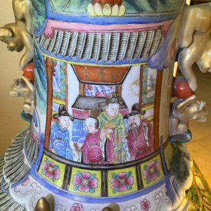 Een paar grote Chinese famille rose vazen met verhalend decor, 19e eeuw — foto 13