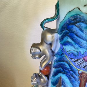 Een paar grote Chinese famille rose vazen met verhalend decor, 19e eeuw — foto 14
