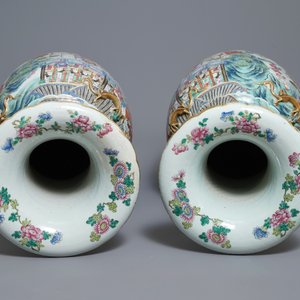 Een paar grote Chinese famille rose vazen met verhalend decor, 19e eeuw — foto 5