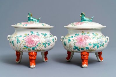 Een paar grote Chinese famille rose warmhoudkommen met deksels, 19/20e eeuw