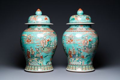 Een paar grote Chinese famille verte dekselvazen met turquoise fondkleur, 19e eeuw