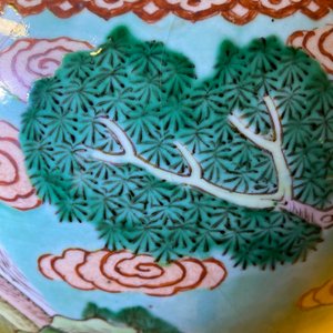 Een paar grote Chinese famille verte dekselvazen met turquoise fondkleur, 19e eeuw — foto 8