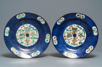 Een paar grote Chinese famille verte schotels met poederblauwe fondkleur, ex-coll. Augustus de Sterke, Kangxi