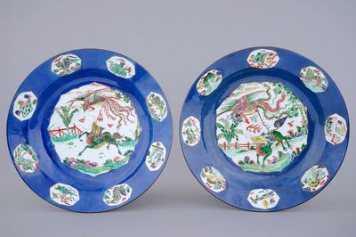 Een paar grote Chinese famille verte schotels op bleu poudré ondergrond, Kangxi