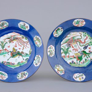 Een paar grote Chinese famille verte schotels op bleu poudré ondergrond, Kangxi — foto 1
