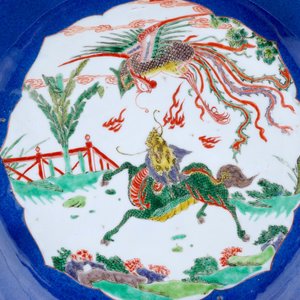 Een paar grote Chinese famille verte schotels op bleu poudré ondergrond, Kangxi — foto 2