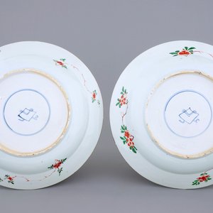 Een paar grote Chinese famille verte schotels op bleu poudré ondergrond, Kangxi — foto 4