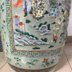 Een paar grote Chinese famille verte vazen met figuren op celadon fondkleur, 19e eeuw — foto 11