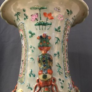 Een paar grote Chinese famille verte vazen met figuren op celadon fondkleur, 19e eeuw — foto 15