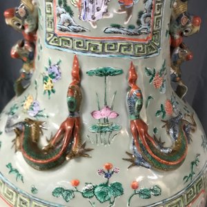 Een paar grote Chinese famille verte vazen met figuren op celadon fondkleur, 19e eeuw — foto 19