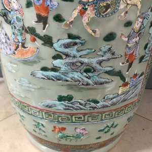Een paar grote Chinese famille verte vazen met figuren op celadon fondkleur, 19e eeuw — foto 21