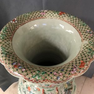 Een paar grote Chinese famille verte vazen met figuren op celadon fondkleur, 19e eeuw — foto 26