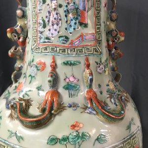 Een paar grote Chinese famille verte vazen met figuren op celadon fondkleur, 19e eeuw — foto 28