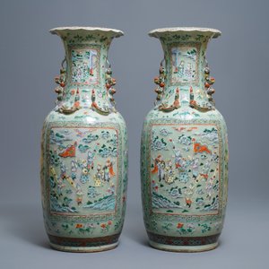 Een paar grote Chinese famille verte vazen met figuren op celadon fondkleur, 19e eeuw — foto 3