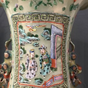 Een paar grote Chinese famille verte vazen met figuren op celadon fondkleur, 19e eeuw — foto 32