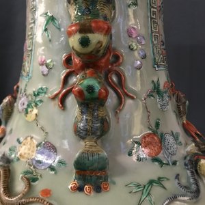 Een paar grote Chinese famille verte vazen met figuren op celadon fondkleur, 19e eeuw — foto 36