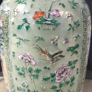 Een paar grote Chinese famille verte vazen met figuren op celadon fondkleur, 19e eeuw — foto 37