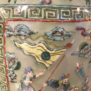 Een paar grote Chinese famille verte vazen met figuren op celadon fondkleur, 19e eeuw — foto 43