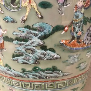 Een paar grote Chinese famille verte vazen met figuren op celadon fondkleur, 19e eeuw — foto 47