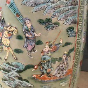 Een paar grote Chinese famille verte vazen met figuren op celadon fondkleur, 19e eeuw — foto 50