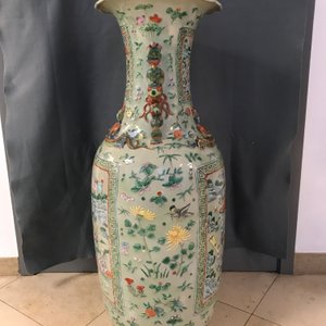 Een paar grote Chinese famille verte vazen met figuren op celadon fondkleur, 19e eeuw — foto 52