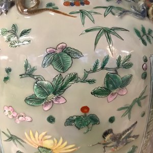 Een paar grote Chinese famille verte vazen met figuren op celadon fondkleur, 19e eeuw — foto 56