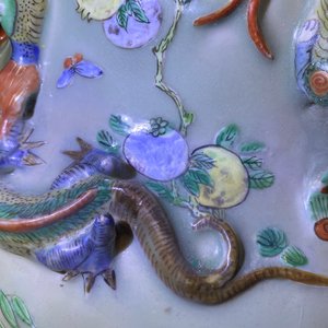 Een paar grote Chinese famille verte vazen met figuren op celadon fondkleur, 19e eeuw — foto 69