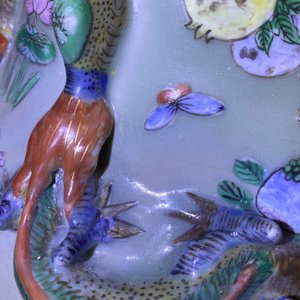 Een paar grote Chinese famille verte vazen met figuren op celadon fondkleur, 19e eeuw — foto 70