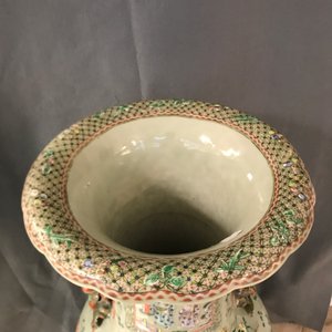 Een paar grote Chinese famille verte vazen met figuren op celadon fondkleur, 19e eeuw — foto 7