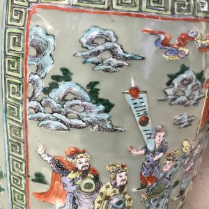 Een paar grote Chinese famille verte vazen met figuren op celadon fondkleur, 19e eeuw — foto 10