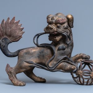 Een paar grote Chinese gelakte en verguld bronzen Boeddhistische leeuwen, 19e eeuw — foto 2