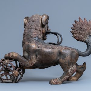 Een paar grote Chinese gelakte en verguld bronzen Boeddhistische leeuwen, 19e eeuw — foto 3