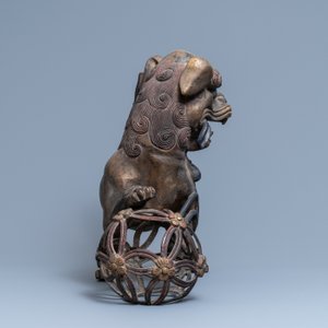 Een paar grote Chinese gelakte en verguld bronzen Boeddhistische leeuwen, 19e eeuw — foto 10