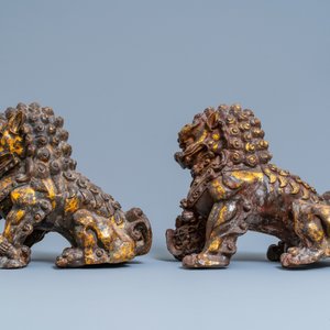 Een paar grote Chinese gelakte en vergulde ijzeren modellen van boeddhistische leeuwen, 18/19e eeuw — foto 2