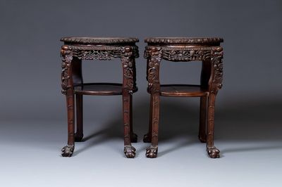Een paar grote Chinese gestoken houten sokkels met marmeren bladen, 19e eeuw