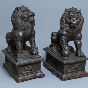 Een paar grote Chinese gietijzeren leeuwen, Ming merk en periode — foto 1