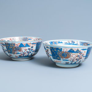 Een paar grote Chinese Imari-stijl kommen, Kangxi — foto 1